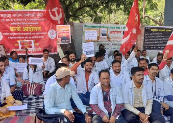 सोलापुरात आरोग्य मित्रच गेले संपावर ; आता मदत कुणाला मागणार?