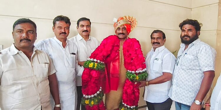 पाणीदार आमदार सचिन कल्याणशेट्टी यांचा किसन जाधव यांनी केला जंगी सत्कार