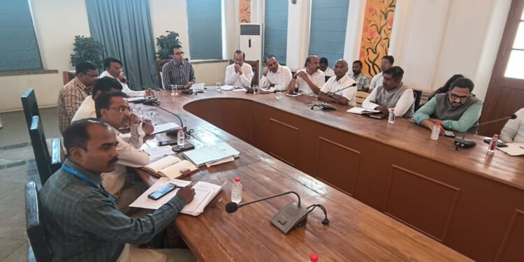 सोलापूर महापालिका आयुक्तांनी घेतला पुढाकार अन् सरसावले उद्योजक, पर्यावरण प्रेमी