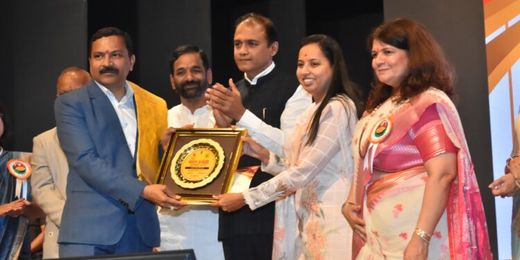 जिल्हाधिकारी दिलीप स्वामी यांचा झाला बालस्नेही पुरस्काराने सन्मान ; शानदार सोहळा