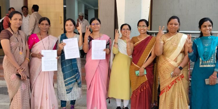 सोलापूर झेडपीत महीला कर्मचाऱ्यांना महीला दिना अगोदर मिळाले गिफ्ट ; सीईओ, डेप्युटी सीईओ यांचे होतेय कौतुक