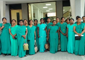 डॉ. सचेतन घोडके यांना निलंबित करा ; सोलापुरात आशा स्वयंसेविका का झाल्या आक्रमक