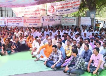 सोलापुरात कर्मचारी संघटनांची वज्रमुठ..! जिल्हा परिषद गेटवर धरणे आंदोलन, घोषणांनी परिसर दणाणला.!