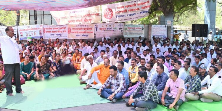 सोलापुरात कर्मचारी संघटनांची वज्रमुठ..! जिल्हा परिषद गेटवर धरणे आंदोलन, घोषणांनी परिसर दणाणला.!