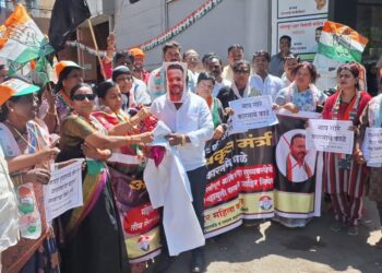 पालकमंत्री जयकुमार गोरेंच्या विरोधात सोलापूर महिला काँग्रेस आक्रमक ; केला कपड्याचा आहेर ; विकृत उल्लेख करत आंदोलन