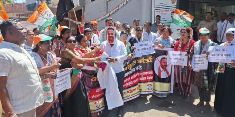 पालकमंत्री जयकुमार गोरेंच्या विरोधात सोलापूर महिला काँग्रेस आक्रमक ; केला कपड्याचा आहेर ; विकृत उल्लेख करत आंदोलन