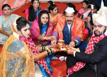 जिल्हाधिकारी दिलीप स्वामी यांनी केले कन्यादान ; अनाथ पूजाला मिळाले हक्काचे घर