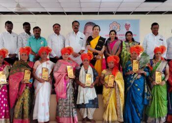 ब्रह्मदेवदादा माने बँकेच्या वतीने महिला खातेदाराचा सन्मान ; जयश्री माने यांच्या डोळ्यात अश्रू