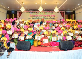 सोलापूर जिल्ह्यातील या ताई महिला दिनी पुरस्काराने भारावल्या ! सीईओ साहेबांनी असे केले कौतुक