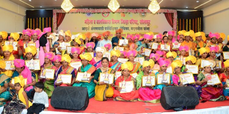 सोलापूर जिल्ह्यातील या ताई महिला दिनी पुरस्काराने भारावल्या ! सीईओ साहेबांनी असे केले कौतुक