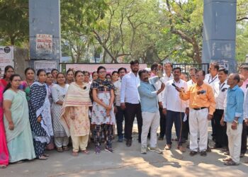 सोलापूर जिल्हा परिषदेत कर्मचारी युनियनचे काळया फिती लावून कामकाज अन् घंटानाद