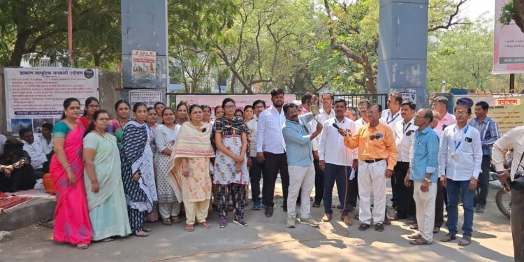 सोलापूर जिल्हा परिषदेत कर्मचारी युनियनचे काळया फिती लावून कामकाज अन् घंटानाद