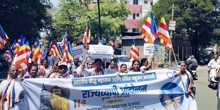 सोलापुरात वंचित बहुजन आघाडी व भारतीय बौद्ध महासभेचा मोर्चा ; बौद्धांच्या प्रश्नांकडे वेधले लक्ष