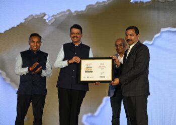 जिल्हाधिकारी दिलीप स्वामी यांना मुख्यमंत्री देवेंद्र फडणवीस यांच्या हस्ते पुरस्कार