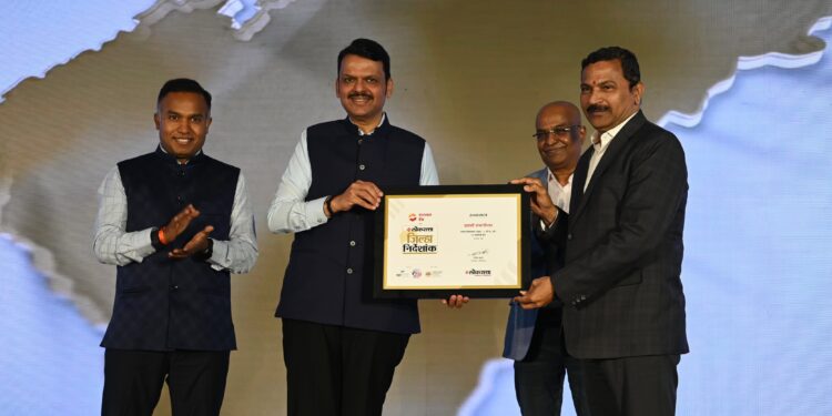 जिल्हाधिकारी दिलीप स्वामी यांना मुख्यमंत्री देवेंद्र फडणवीस यांच्या हस्ते पुरस्कार