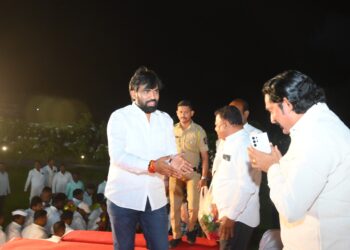 100 किलो हार, 51 किलो केक, लक्षवेधी फ्रेम अन् हलगीचा कडकडाट ; सोलापूरचे युवराज भैय्या रामभाऊंच्या वाढदिवस सत्काराला