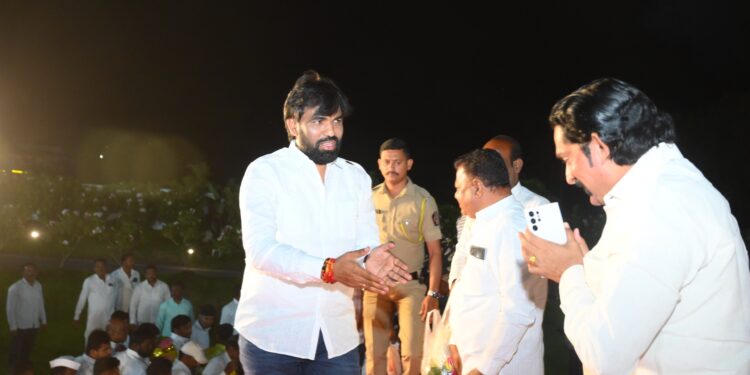 100 किलो हार, 51 किलो केक, लक्षवेधी फ्रेम अन् हलगीचा कडकडाट ; सोलापूरचे युवराज भैय्या रामभाऊंच्या वाढदिवस सत्काराला