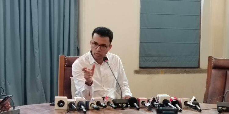 दिरंगाई, अडवणूक, पैशाची मागणी होत असेल तर माझ्या या ई-मेल वर थेट तक्रार करा ; मनपा आयुक्त ओंबासे झाले ॲक्टिव्ह