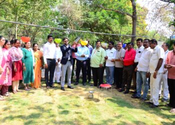 सोलापूर जिल्हा परिषदेच्या बागेत पक्षांना पाणी पिण्याची सोय ; जि.प. मराठा सेवा संघाचा उपक्रम