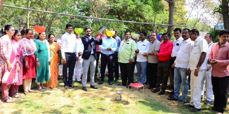 सोलापूर जिल्हा परिषदेच्या बागेत पक्षांना पाणी पिण्याची सोय ; जि.प. मराठा सेवा संघाचा उपक्रम