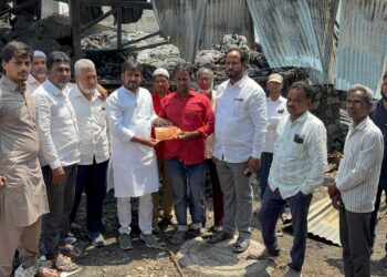 सोलापुरात बागवान जमीयत ट्रस्ट आली मदतीला धावून ;  आग लागून झाले होते 22 लाखाचे नुकसान 