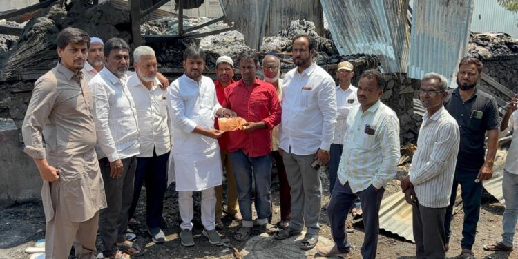 सोलापुरात बागवान जमीयत ट्रस्ट आली मदतीला धावून ;  आग लागून झाले होते 22 लाखाचे नुकसान 