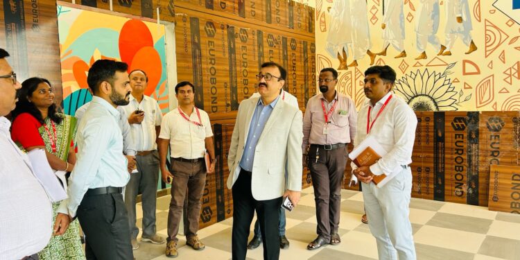 विभागीय आयुक्त पुलकुंडवार यांची सोलापूर जिल्हा परिषदेला भेट ! सिईओ जंगम यांचे कामांचे कौतुक