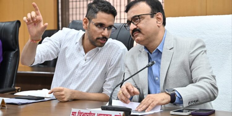 जिल्हाधिकारी आशीर्वाद यांच्या या उपक्रमाचे विभागीय आयुक्तांनी केले कौतुक ; हा अत्यंत चांगला कार्यक्रम