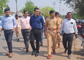 सोलापूर महापालिका आयुक्त पोलीस अधिकाऱ्यांसह विजापूर रोडवर ; अन्यथा कारवाई करेन