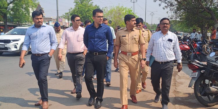 सोलापूर महापालिका आयुक्त पोलीस अधिकाऱ्यांसह विजापूर रोडवर ; अन्यथा कारवाई करेन