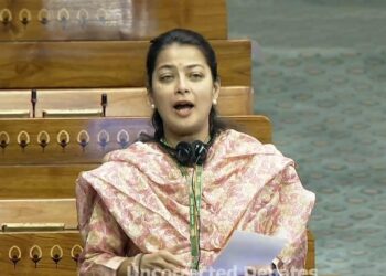 खासदार प्रणिती शिंदे यांचा बोलताना माईक केला बंद ; संसदेत का झाल्या आक्रमक