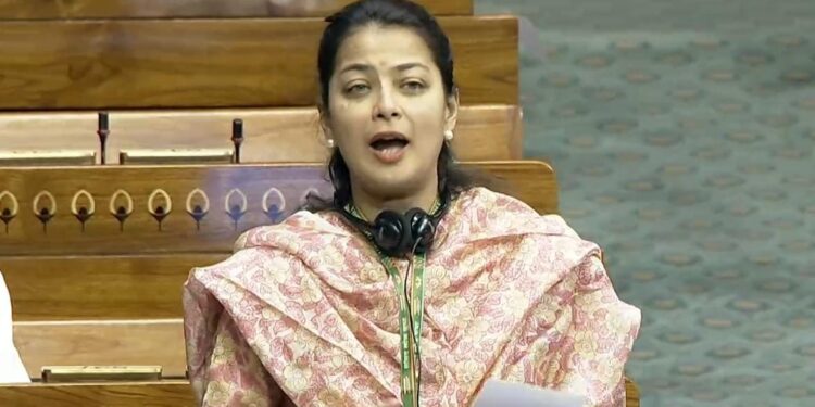 खासदार प्रणिती शिंदे यांचा बोलताना माईक केला बंद ; संसदेत का झाल्या आक्रमक