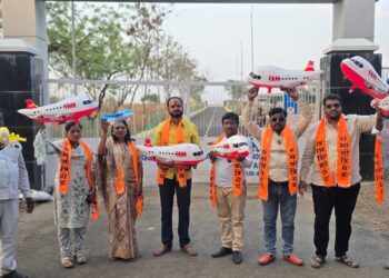 अयो ! संभाजी ब्रिगेडने सरकारची उडवली अशी खिल्ली ; उडवले असे विमान