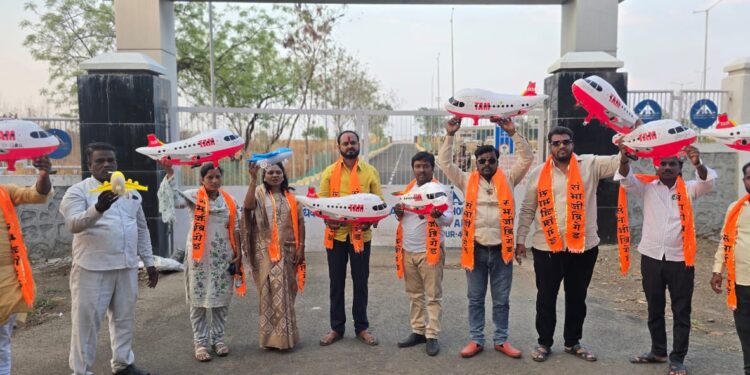 अयो ! संभाजी ब्रिगेडने सरकारची उडवली अशी खिल्ली ; उडवले असे विमान