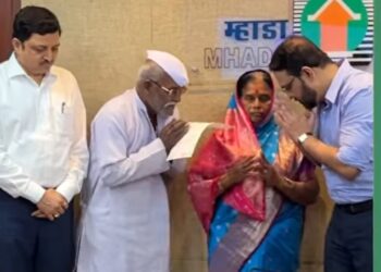 सॅल्युट संजीव जयस्वाल आपणास ! शहीद राहुल शिंदे यांच्या आई वडिलांना दिली विना अटी -शर्ती सदनिका