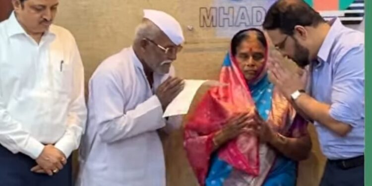 सॅल्युट संजीव जयस्वाल आपणास ! शहीद राहुल शिंदे यांच्या आई वडिलांना दिली विना अटी -शर्ती सदनिका