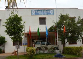 सोलापुरात पतीने पत्नीच्या छातीत चाकूने केले वार ; पत्नीच्या प्रियकराला पण जीवे मारण्याची धमकी