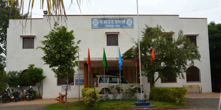 सोलापुरात पतीने पत्नीच्या छातीत चाकूने केले वार ; पत्नीच्या प्रियकराला पण जीवे मारण्याची धमकी