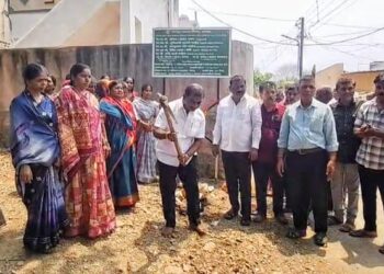 अजितदादा, जयकुमार गोरे, देवेंद्र कोठे यांच्या सहकार्याने प्रभागाचा विकास करणार ; प्रभाग २२ येथे रस्ता काँक्रिटीकरण शुभारंभ 