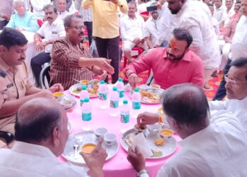 दिलीप मानेंच्या निवासस्थानी पालकमंत्र्यांनी चाखली टेस्टी आमरसाची चव ; या नेत्यांच्या उपस्थितीने वाढला गोडवा