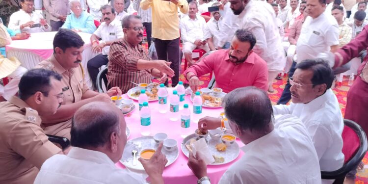 दिलीप मानेंच्या निवासस्थानी पालकमंत्र्यांनी चाखली टेस्टी आमरसाची चव ; या नेत्यांच्या उपस्थितीने वाढला गोडवा