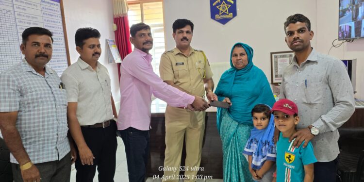 आधार हॉस्पिटलच्या कर्मचाऱ्यांचा असाही प्रामाणिकपणा ; पोलिसांनी केले कौतुक