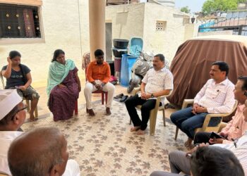 जिल्हाधिकारी दिलीप स्वामी यांनी जपली मैत्री ; मीना पवारांच्या अंत्यविधीला उपस्थितीसह लिंगराज कुटुंबीयांचे सांत्वन