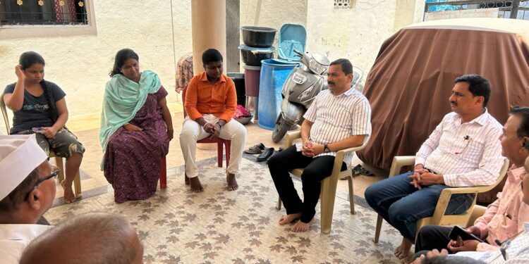 जिल्हाधिकारी दिलीप स्वामी यांनी जपली मैत्री ; मीना पवारांच्या अंत्यविधीला उपस्थितीसह लिंगराज कुटुंबीयांचे सांत्वन