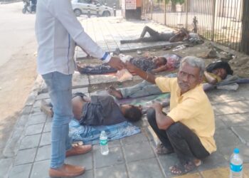 सोलापुरात काँग्रेसच्या मनोहरने केले 500 लोकांना अन्नदान