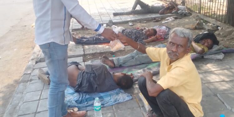 सोलापुरात काँग्रेसच्या मनोहरने केले 500 लोकांना अन्नदान