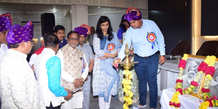 सोलापूर झेडपीत बाबासाहेब मोठे की बाहेरून आलेले गायक ; बातमी देणाऱ्यावर कास्ट्राईब संघटना संतापली !