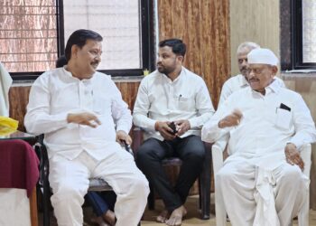 गेल्या निवडणुकीत दुरावलेले मामा-भाचे पुन्हा एकत्र ; काका साठे यांचा सुभाष देशमुख यांना पाठिंबा