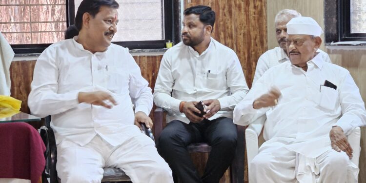 गेल्या निवडणुकीत दुरावलेले मामा-भाचे पुन्हा एकत्र ; काका साठे यांचा सुभाष देशमुख यांना पाठिंबा