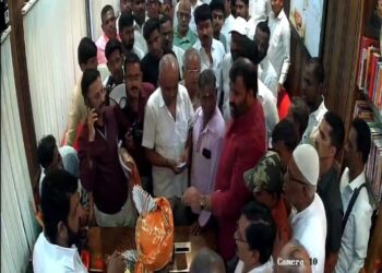 सोलापुरात भरतशेठ गोगावले समोरच मनीष काळजे व मनोज शेजवाळ यांच्यात राडा ; सीसीटीव्ही फुटेज आले समोर